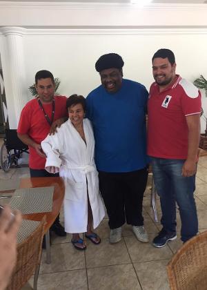 Claudia Rodrigues e Sérgio Loroza entre amigos - Reprodução/Facebook - Reprodução/Facebook