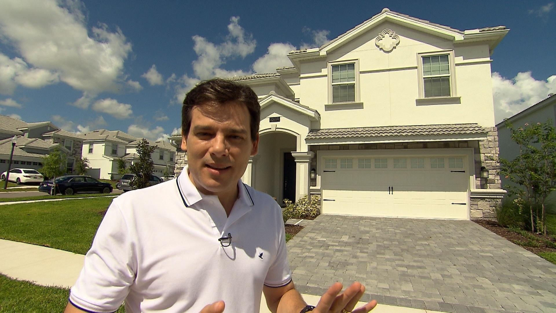 Celso Portiolli em frente à mansão de Larissa Manoela em Orlando, na Flórida - Divulgação/SBT