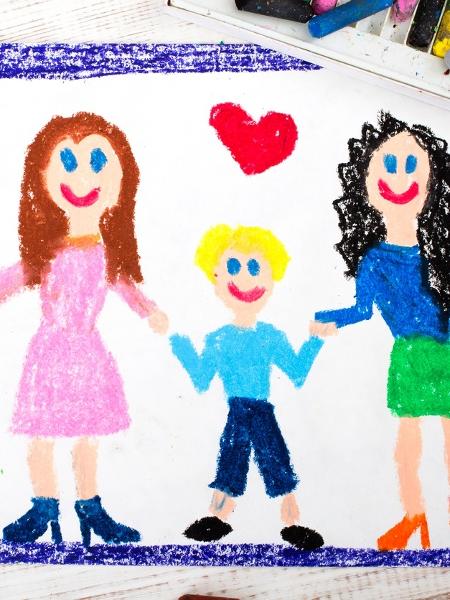 Casal de mulheres teve um filho e se separou; uma das mães agora vive um relacionamento heterossexual e conseguiu a guarda da criança -
