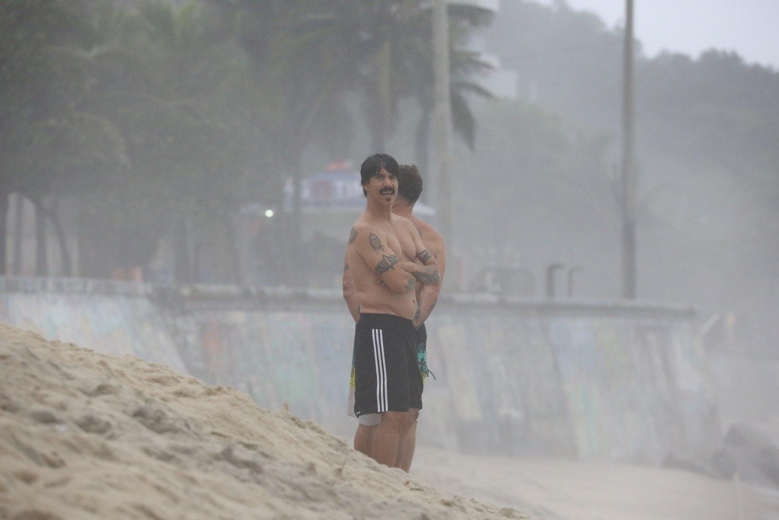 Anthony Kiedis, vocalista do Red Hot Chili Peppers, se exercitam na praia de Ipanema, no Rio - AgNews