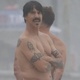 Anthony Kiedis, vocalista do Red Hot Chili Peppers, se exercitam na praia de Ipanema, no Rio - AgNews