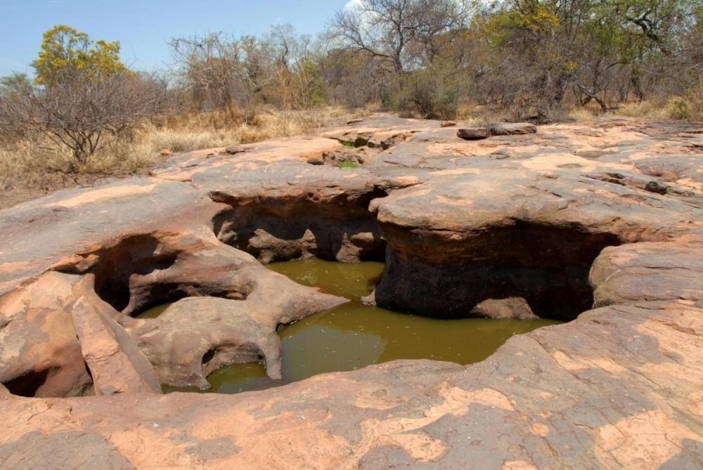 Chamado de "as pegadas de Matsieng", esse monumento nacional é na verdade uma área de rocha com dois buracos profundos. A lenda diz que um gigante de uma perna só saiu de um desses buracos, seguido de seu povo, dando origem ao povo do país.  - Organização de Turismo de Botswana