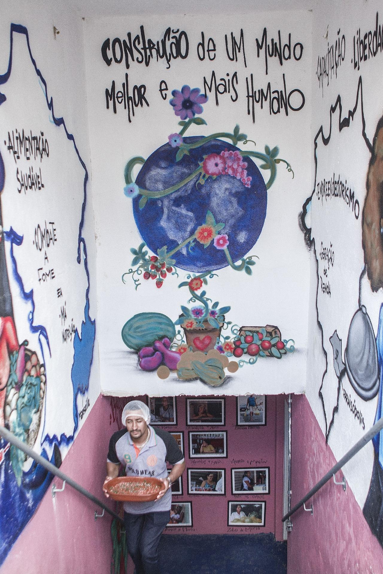 "Na Associação, temos mulheres que são vítimas de agressão. Como presidente, procuro conversar, incentivo a participar das atividades sociais em prol da luta feminina, passeatas, debates, além dos cursos de capacitação profissional", conta Elizandra, presidente da Associação das Mulheres de Paraisópolis - Carine Wallauer/UOL