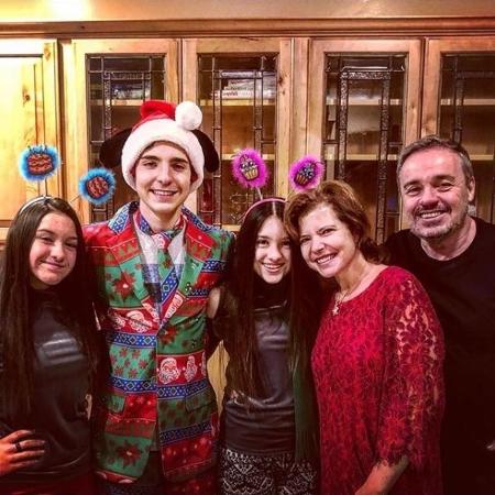 Gugu ao lado de Rose Miriam Di Matteo, mãe de seus filhos João Augusto e as gêmeas Marina e Sofia - Reprodução/Instagram