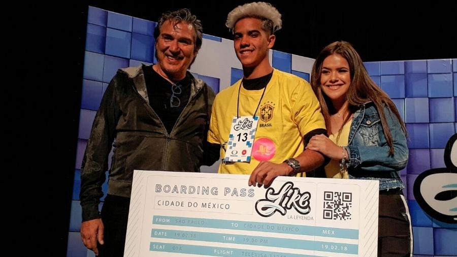 Pedro Damián, produtor do RBD, posa com Maisa Silva e Flávio Nogueira, vencedor do concurso para a série "Like" - Paulo Pacheco/UOL