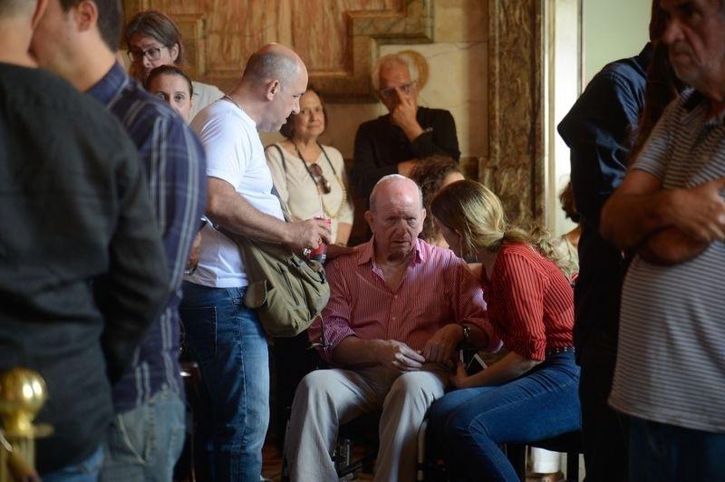 O ator Cecil Thiré, filho da atriz, é confortado por parentes e amigos no velório da mãe, no Theatro Municipal - Tânia Rêgo/Agência Brasil