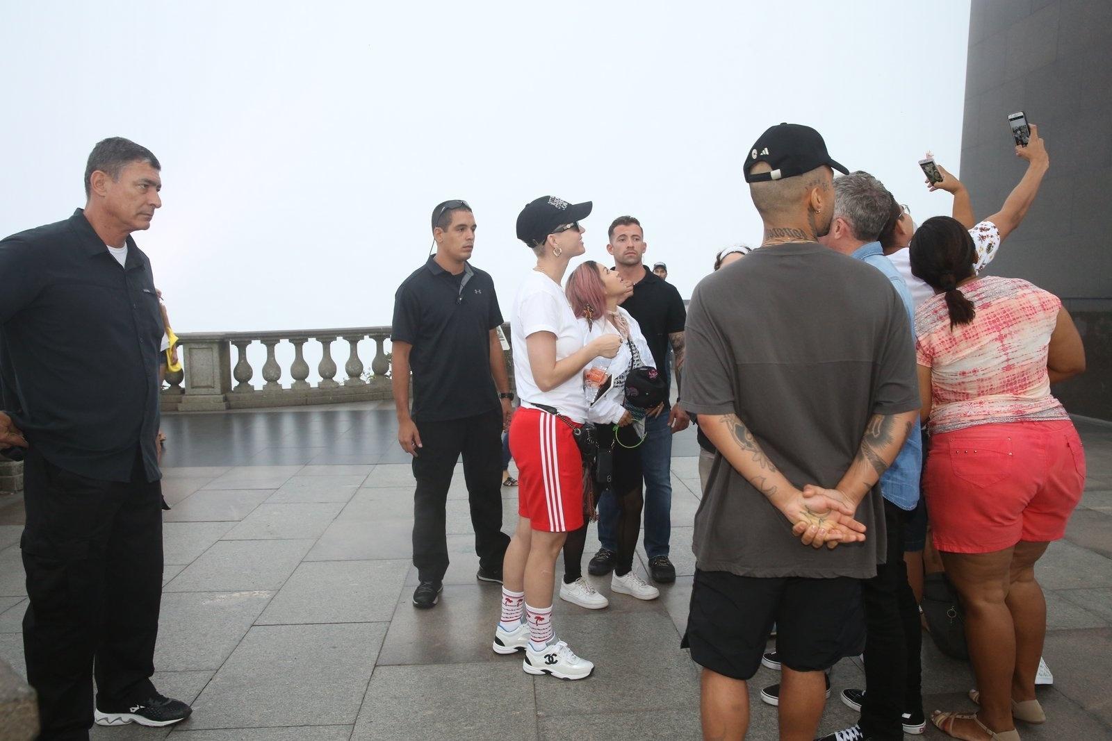 A cantora Katy Perry visitou o Cristo Redentor, no Rio de Janeiro, antes de fazer show na capital fluminense - AgNews