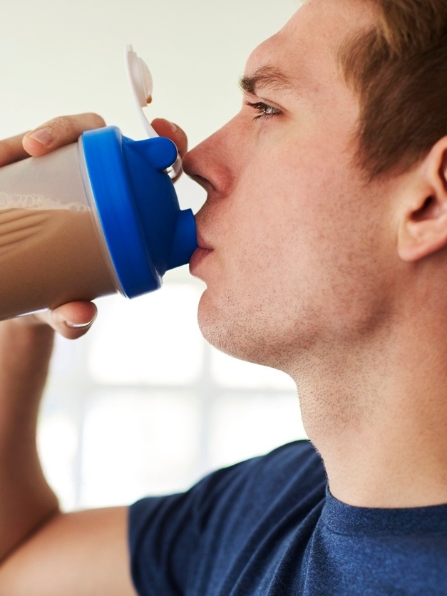 Tomar whey protein com leite é errado? Prejudica a absorção do
