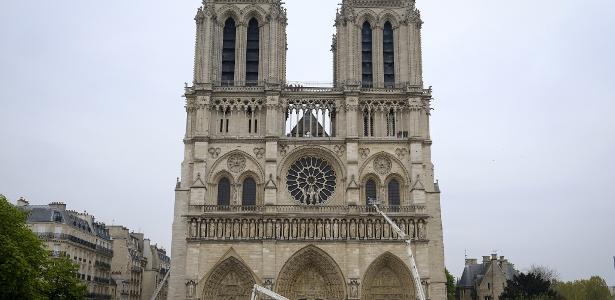 Após incêndio | Catedral Notre-Dame está 'quase a salvo', diz ministro da Cultura francês