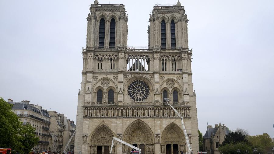 Bombeiros inspecionam a catedral de Notre-Dame após o incêndio  - Alexandre Karmen/Xinhua