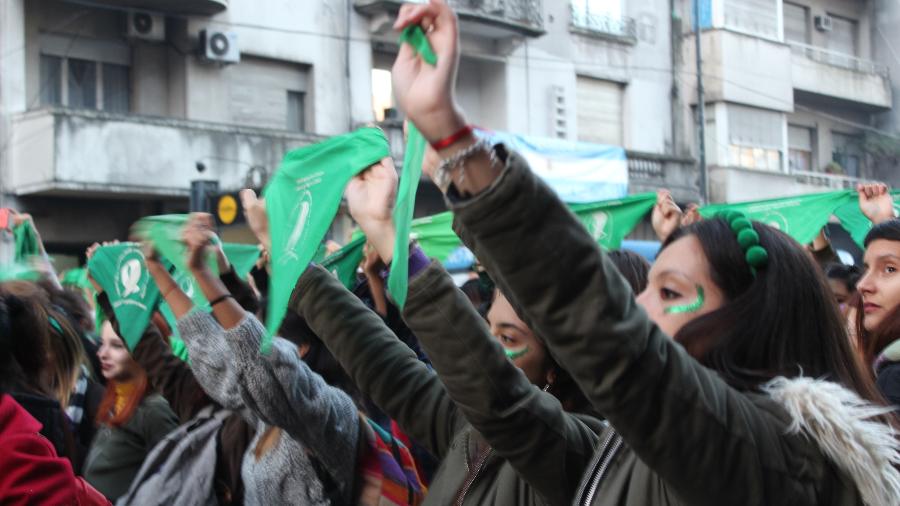 Manifestantes seguram os lenços verdes que se tornaram símbolo da luta pelo aborto na Argentina - Heloísa Barrense/UOL