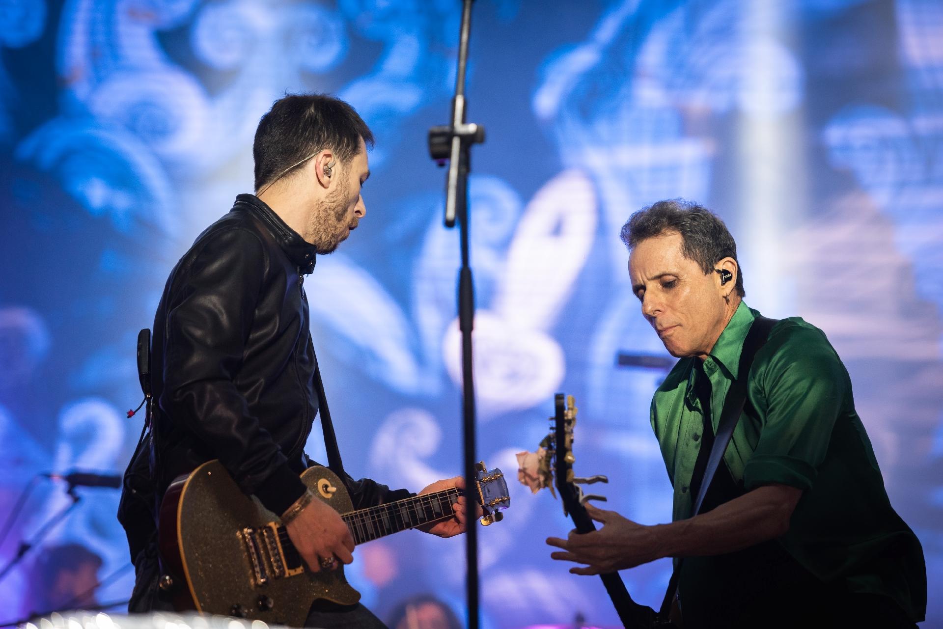 Beto Lee, filho da Rita Lee, e Tony Bellotto, guitarristas do Titãs - Divulgação