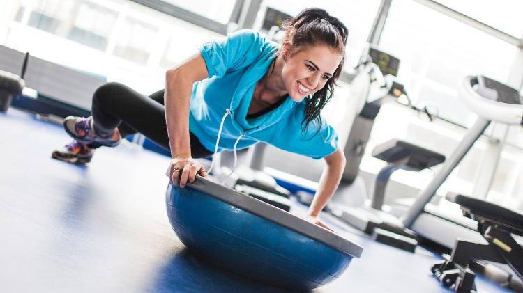 Exercício com instabilidade, bosu, meia esfera, - iStock - iStock
