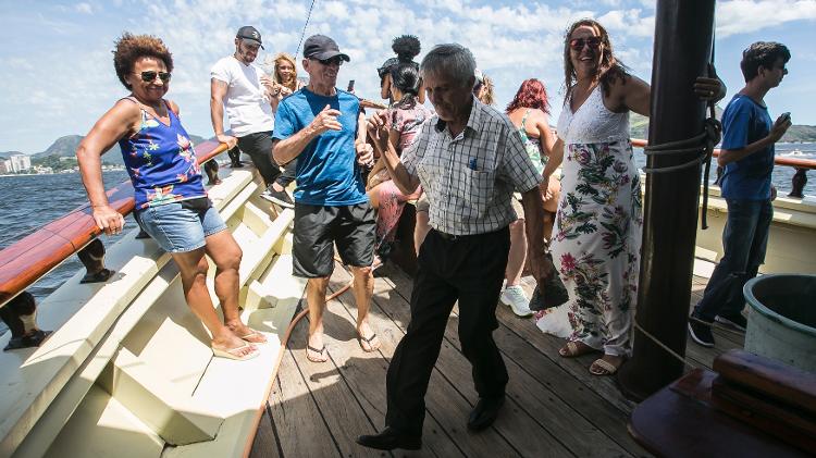 O acessorista Nilvaldo Martins, de 69 anos, dançando na proa - Bruna Prado/ UOL - Bruna Prado/ UOL