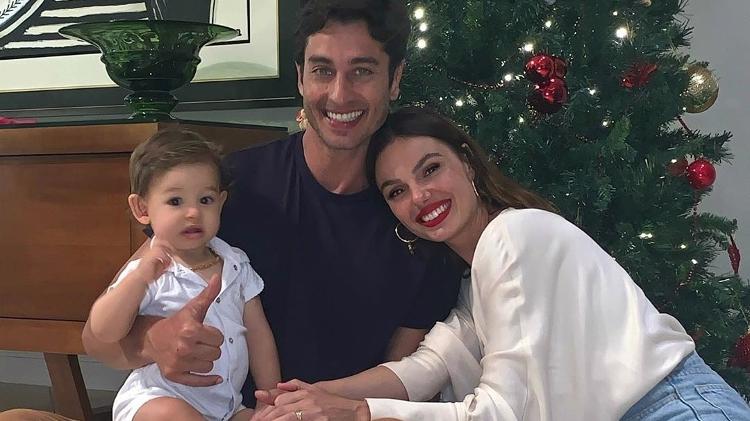 Isis Valverde, o marido e o filho na frente da árvore de Natal da família - Reprodução/Instagram