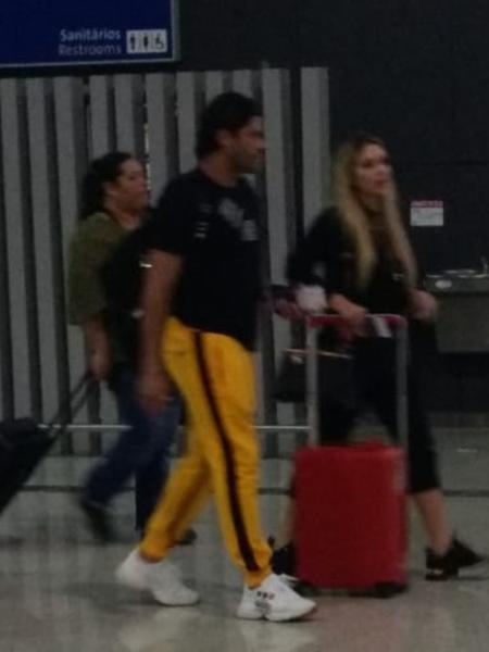 Hulk Paraíba e Camila Ângelo embarcam em Guarulhos - Coluna Leo Dias - Coluna Leo Dias