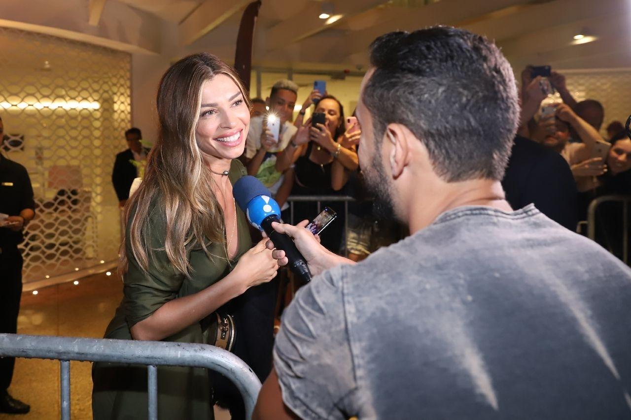 Grazi Massafera deu entrevista na porta do hotel onde aconteceu festa de encerramento - Daniel Pinheiro/AgNews