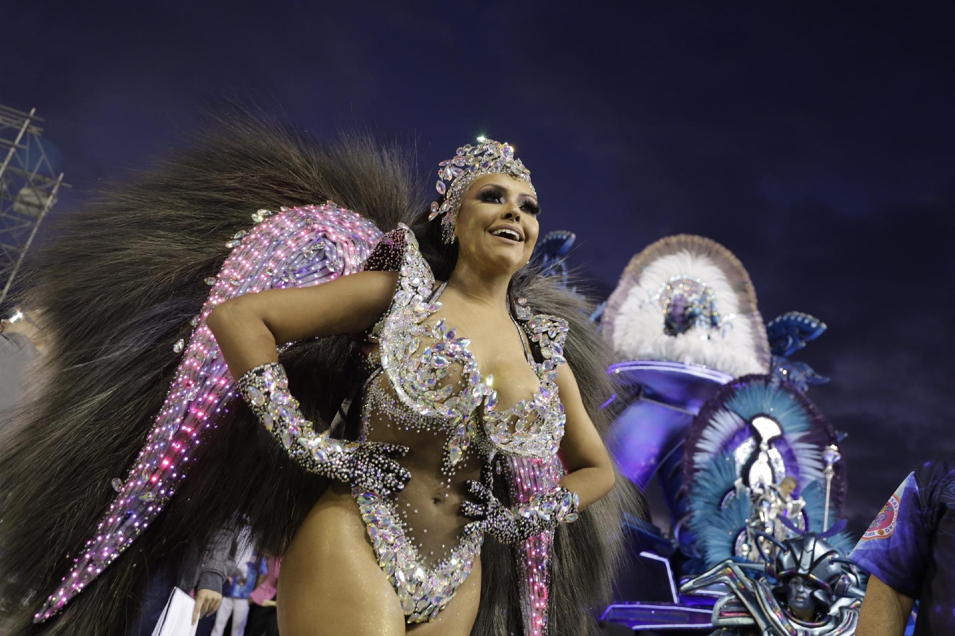 Rosas de Ouro encerra segunda noite de desfiles no Anhembi - Simon Plestenjak/UOL