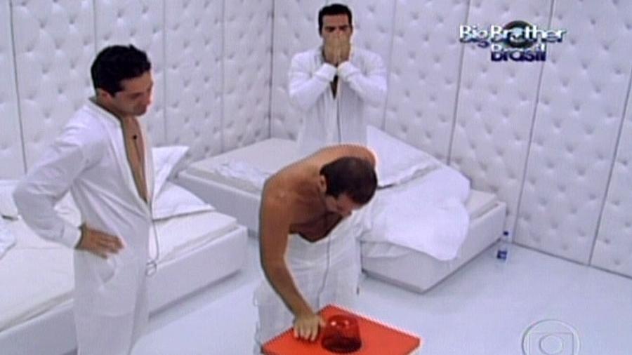 Leo Jancu aperta o botão vermelho do Quarto Branco e desiste do "BBB 9" - Reprodução/TV Globo