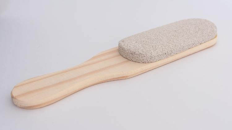 Lixa de pé pode ser usada para desfiar rasgados e a barra das calças transformadas em shorts - Reprodução