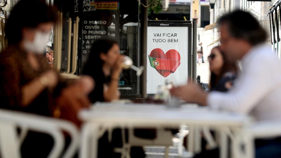 Clientes ocupam as mesas externas de restaurantes em Lisboa, após a gradual reabertura do país durante a pandemia do coronavírus - Getty Images