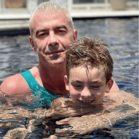 Alexandre Correa aproveitou dia na piscina com o filho, Alexandre Júnior, de 6 anos - Reprodução/Instagram