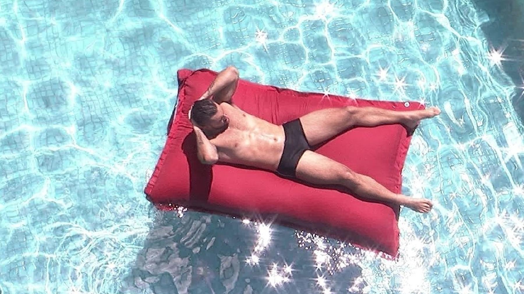 BBB 21: Arthur tomando sol - Reprodução/Globoplay