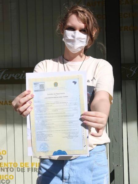 Lara mostra, orgulhosa, sua nova certidão de nascimento - Arquivo pessoal - Arquivo pessoal