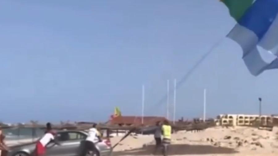 Sedã é retirado de praia com paraquedas - Reprodução
