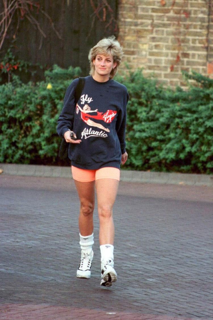 Diana in a sweatshirt she wore to fool the paparazzi.  The piece was auctioned for US$ 53,000, approximately R$ 280,000 at the current price - Getty Images - Getty Images