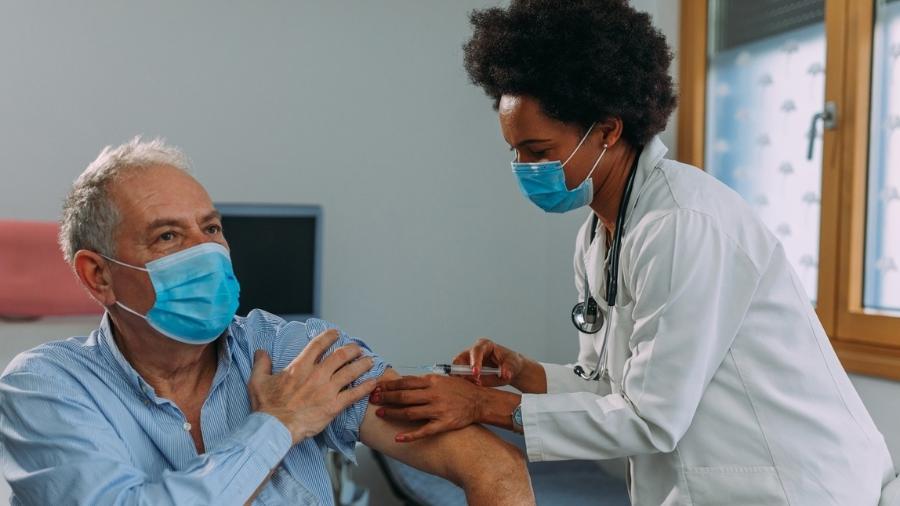 SP começa a aplicar hoje vacina bivalente da covid em idosos acima de 70 anos - iStock