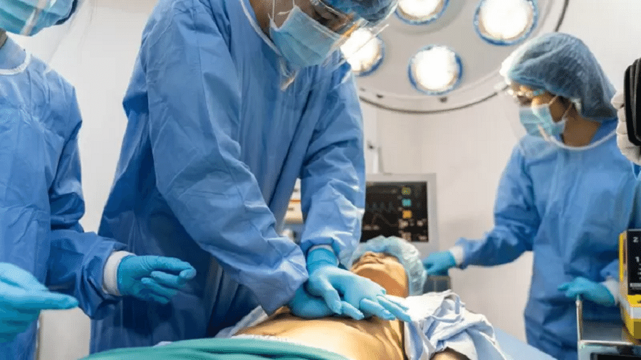 A reanimação cardiopulmonar é uma manobra de emergência que consiste na aplicação de pressão rítmica sobre o peito de uma pessoa que sofreu uma parada cardiorrespiratória - Getty Images