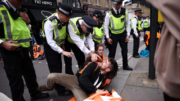 Em outubro de 2022, membros do Just Stop Oil bloquearam rua em Londres e foram retirados pela polícia - Henry Nicholls - Henry Nicholls