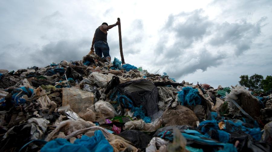 Montanha de plástico: enzima de bactérias podem ser a solução contra produção de toneladas de plástico? - Getty Images/iStockphoto