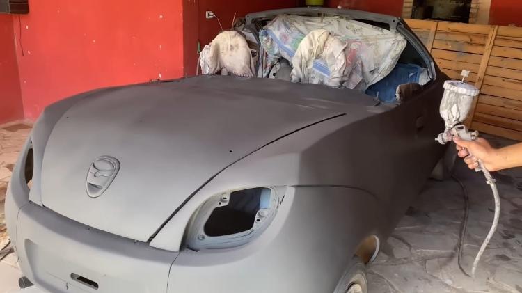 Ford Ka virou um automóvel de dois lugares com a transformação; pintura também foi feita em casa