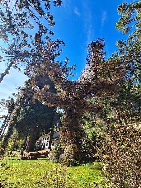 Intervenção artística do artista visual Eduardo Srur com sua obra "Vôo dos Pássaros" instalada no Parque Bambuí