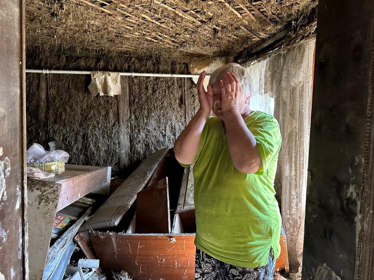 Ucraniana se desespera ao voltar para casa devastada pelas águas da barragem de Kakhovka, explodida por ataque russo