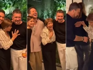 Mãe de Romulo Estrela surpreende ator ao dar beijos em Antonio Bandeiras