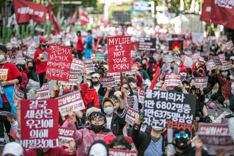 Sul-coreanas protestam em Seul, em 2018, contra 'molka', prática de esconder câmeras para capturar cenas íntimas