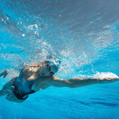 Natação é um esporte que trabalha o corpo todo Natação é um esporte que trabalha o corpo todo