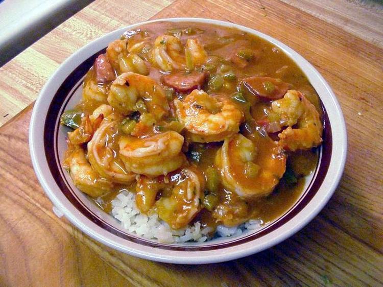 Versão de gumbo com frutos do mar, outro prato popular das cozinhas cajun e creole