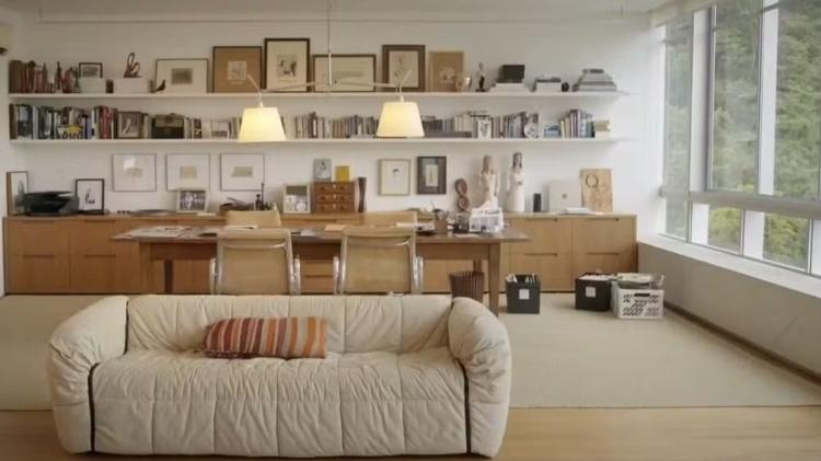 Sala reformada para ensaios e estudos no apartamento de Débora Bloch Sala reformada para ensaios e estudos no apartamento de Débora Bloch