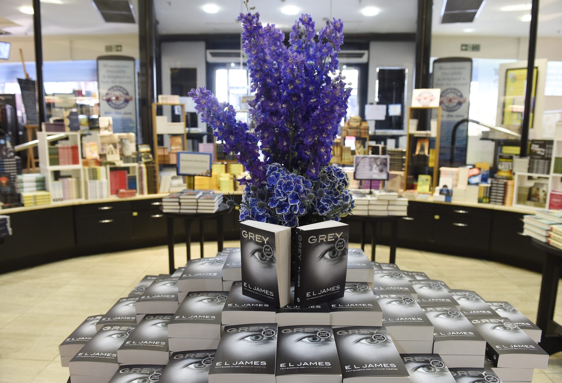 18.jun.2015 - O aniversário doo personagem Christian Grey é comemorado nesta quinta-feira (18) com o lançamento oficial do livro "Grey". Na foto, mostruário de uma livraria do centro de Londres, no Reino Unido, dá destaque ao romance - EFE/Facundo Arrizabalaga