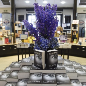 18.jun.2015 - O aniversário doo personagem Christian Grey é comemorado nesta quinta-feira (18) com o lançamento oficial do livro "Grey". Na foto, mostruário de uma livraria do centro de Londres, no Reino Unido, dá destaque ao romance - EFE/Facundo Arrizabalaga