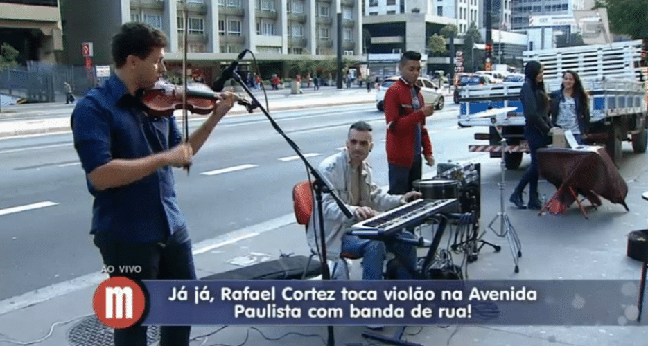 26.jun.2015 - Rafael Cortez toca violão na calçada da "Avenida Paulista"