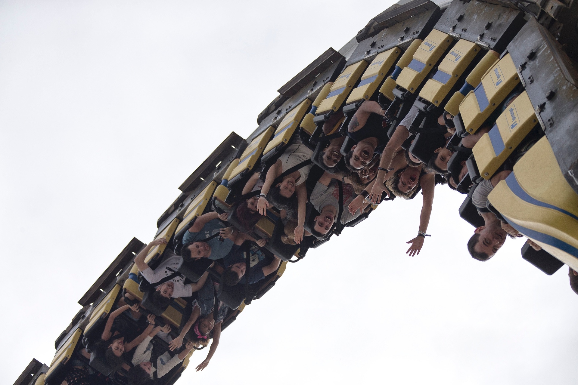 20.set.2015 - Galera curte o terceiro dia do festival Rock in Rio 2015. Além dos shows, a Cidade do Rock traz atrações radicais, como tirolesa, montanha-russa e roda-gigante. - Paulo Campos/Estadão Conteúdo