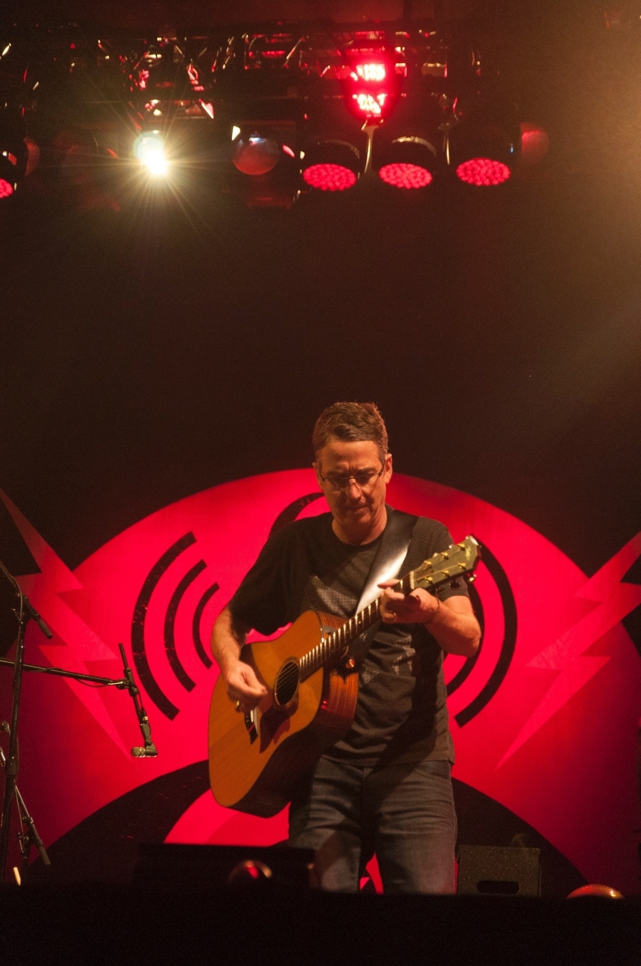 11.nov.2015 - Na noite desta quarta-feira, a banda Pearl Jam se apresentou em Porto Alegre pela terceira vez. O show aconteceu na Arena do Grêmio - Nede Losina /UOL