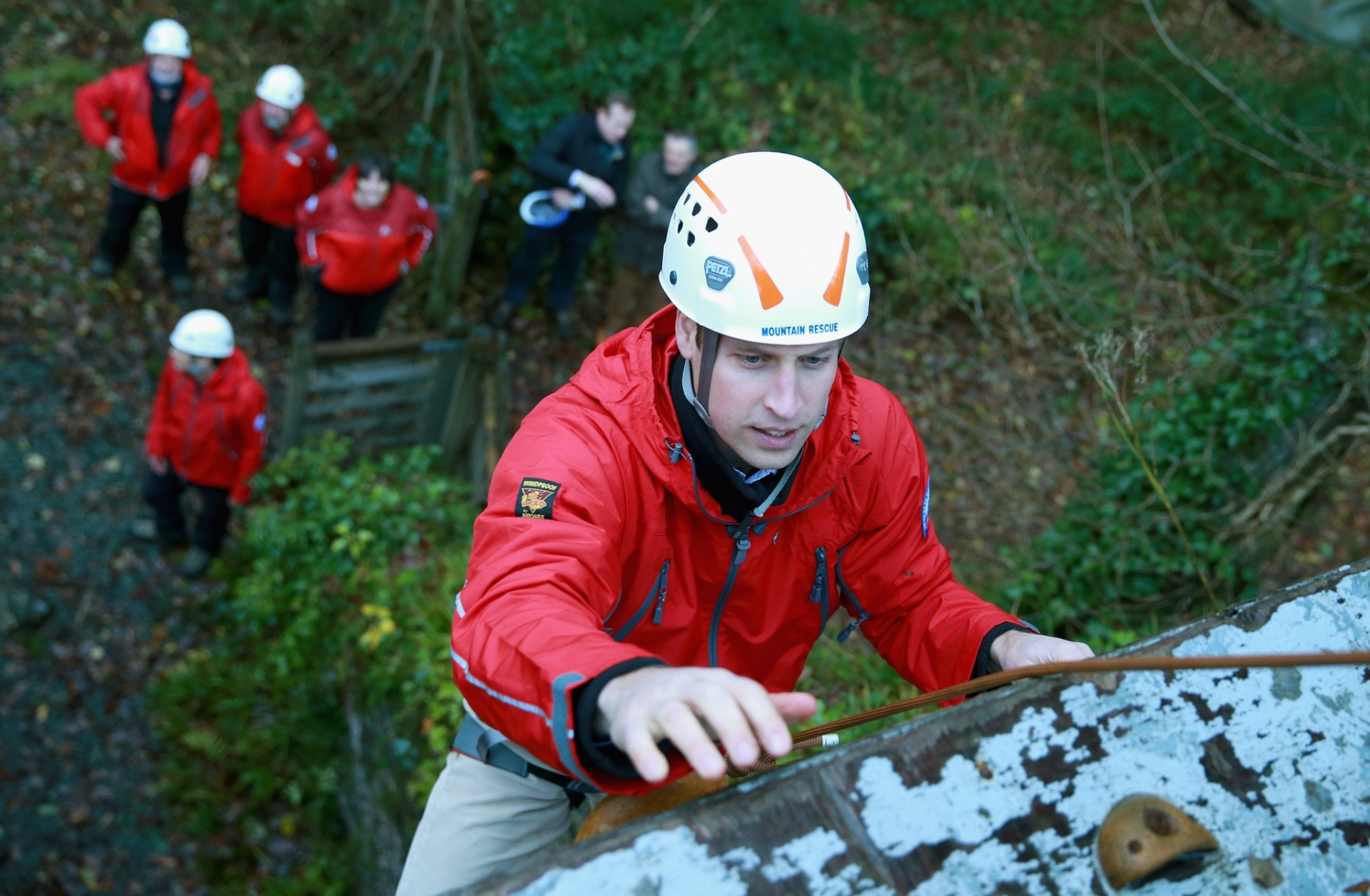 20.nov.2015 - Píncipe William pratica rapel durante visita do casal real britânico a instituições de caridade da região norte do Reino Unido - Getty Images