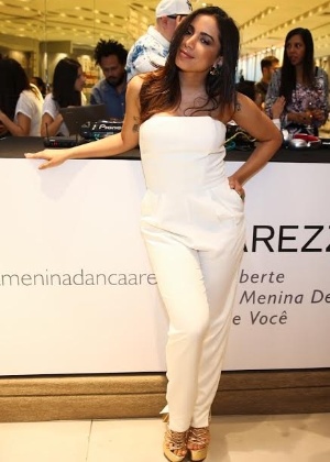 Anitta usa macacão branco e mostra boa forma - Manuela Scarpa/Brazil News