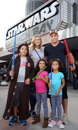 04.dez.2015 - O ex-jogador Ronaldo levou a família para visitar a Disney e conhecer uma nova atração baseada no filme 